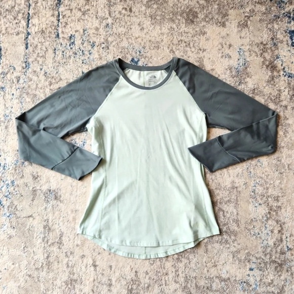 The North‎ Face Women's Size Medium Green Two Tone Raglan Top - Picture 1 of 3